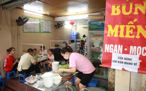 Dân Hà Nội "đổ bộ" quán bún, phở: Vui thôi đừng vui quá, nới lỏng nhưng tuyệt đối không lơi lỏng!