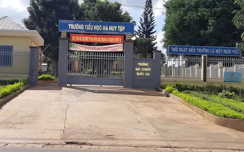 Vụ học trò nghèo bị giữ học bạ: Hiệu trưởng không dạy vẫn nhận tiền đứng lớp