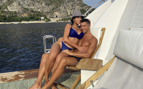 Dù đã sinh nở, bạn gái Cristiano Ronaldo vẫn sở hữu body "nóng bỏng mắt", nhìn ảnh lúc ở cữ còn kinh ngạc hơn