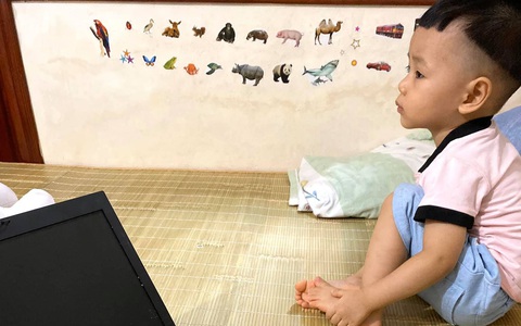 Thấy im ắng đã vội khen "sao nay con mình ngoan thế", mẹ trẻ chạy lên xem thì váng đầu với cảnh tượng trước mắt