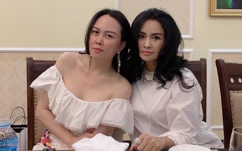 Phượng Chanel nổi bật với đôi vai thanh mảnh khi chung khung hình với diva Thanh Lam