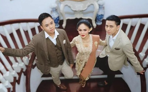 Một nữ ca sĩ 49 tuổi gây tranh cãi khi thản nhiên rủ hai con trai cùng xem phim khiêu dâm