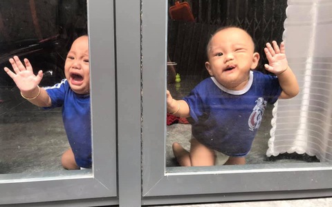 Nhờ chồng trông con để ra ngoài, mẹ trẻ quay về thấy 2 bé khóc ầm ĩ ở cửa, nhìn vào trong nhà thì "hạn hán lời"