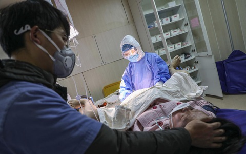 Sản phụ bị chảy máu liên tục sau sinh khiến chồng dùng hết 8 cuộn giấy để thấm, y tá đến kiểm tra phải vội vàng cấp cứu