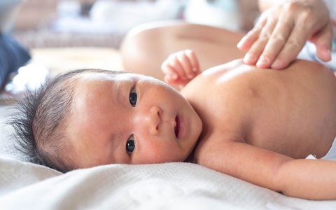 Mát-xa cho trẻ 4 bộ phận này 10 phút mỗi ngày, vừa giúp kích thích não bộ hiệu quả, cơ thể bé cũng phát triển tốt hơn