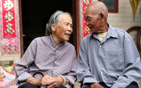 Cặp vợ chồng 82 tuổi vẫn vô cùng khỏe mạnh, minh mẫn: Bí quyết của họ đến từ việc ăn ít cơm, nhưng tăng cường 3 món siêu đơn giản