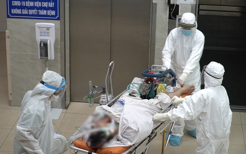 Chiến sĩ công an ở quận Tân Phú nhiễm COVID-19 phải đặt ECMO, chuyển về Bệnh viện Chợ Rẫy điều trị