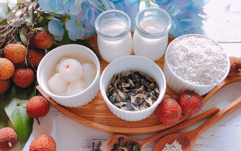 Vải thiều Bắc Giang đang vào mùa và có 1 cách thưởng thức vải "cực chill" khi kết hợp với sữa chua: Bạn đã thử chưa?