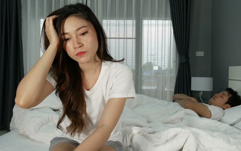 Đêm muộn thấy chồng lên mạng tìm cách diệt muỗi, tôi tưởng anh lo cho vợ con nhưng rồi phải tức nghẹn khi nghe thấy lời lẩm bẩm của anh