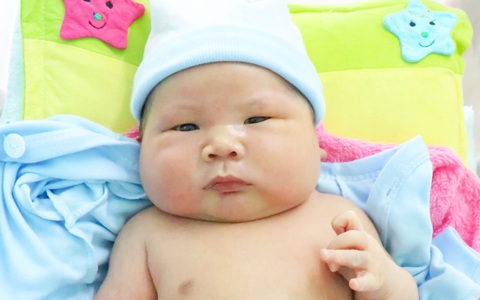 Mổ bắt con, đưa em bé cân nặng khủng 5,2kg ra khỏi bụng mẹ giữa mùa dịch COVID-19