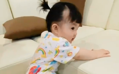 Con gái Đông Nhi - Ông Cao Thắng tập leo trèo khiến ai nhìn cũng bật cười