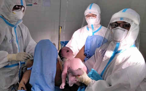 TP.HCM: Bác sĩ mặc đồ bảo hộ kín mít giúp sản phụ nhiễm COVID-19 suy hô hấp sinh thường con gái khỏe mạnh
