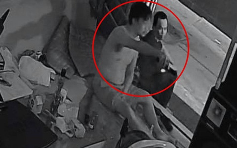 Chạy trời không khỏi nắng: Đang ở yên trong nhà thì bị tử tù mắc COVID-19 ghé vào xin miếng nước, xem tivi cùng!?