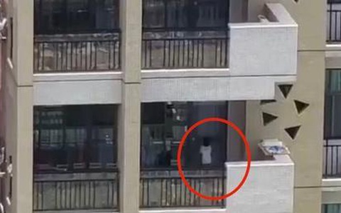 Cô giáo mầm non nhốt học sinh ngoài ban công giữa trời nóng 40 độ, nghe tiếng kêu gào ai cũng xót, hành động sau đó càng đáng lên án