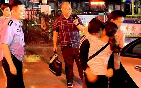 Cặp vợ chồng tìm thấy con trai mất tích 8 năm trên Tiktok, phút hội ngộ đầy xúc động nhưng nguyên nhân cậu bé bỏ nhà đi khiến nhiều cha mẹ giật mình