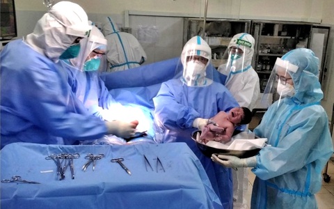 Nhật ký đi sinh "buồn nhất đời" của người mẹ vừa thấy mặt con thì nhận tin cả hai nhiễm COVID-19