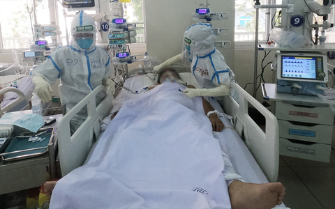 TPHCM: Nhân viên y tế đang nỗ lực làm việc gấp đôi, gấp ba thậm chí nhiều hơn thế...