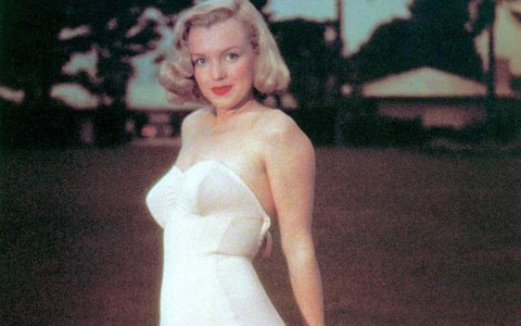 "Bom sex" Marilyn Monroe: Đâu chỉ có sắc vóc, gu thời trang của bà từ hàng chục thập kỉ trước đã đẹp muốn điên lên