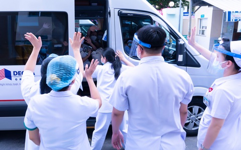 Bác sĩ sản khoa xúc động chào đồng đội lên đường đến "Bệnh viện COVID" số 16 tiếp nhận 2.800 giường điều trị