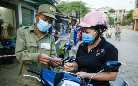 Hà Nội bắt đầu phát phiếu đi chợ cho người dân theo ngày chẵn, ngày lẻ