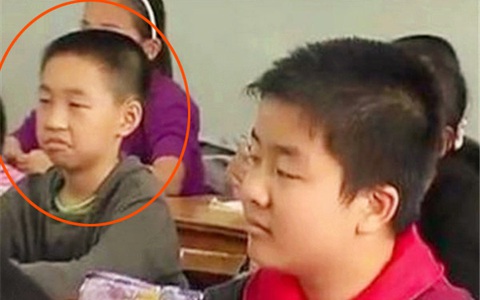 Cậu bé lườm nguýt bạn cùng lớp trên TV năm ấy: Lột xác ngỡ ngàng sau sóng gió, cuộc sống hiện tại tóm gọn bằng chữ "đỉnh"