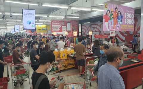Người dân “rồng rắn” xếp hàng tại siêu thị trước ngày Đà Nẵng thực hiện mạnh hơn Chỉ thị 16
