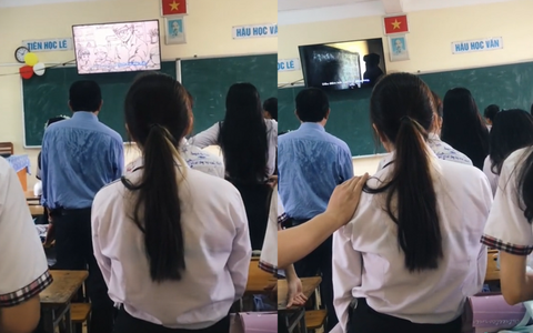 Món quà bất ngờ học sinh tặng thầy giáo trong buổi học cuối khiến ai nấy nghẹn ngào, có em lấy tay quẹt vội nước mắt
