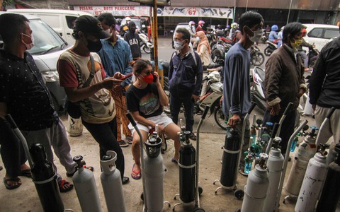 Indonesia hứng 'sóng thần' COVID-19, 63 người tử vong vì bệnh viện cạn kiệt oxy