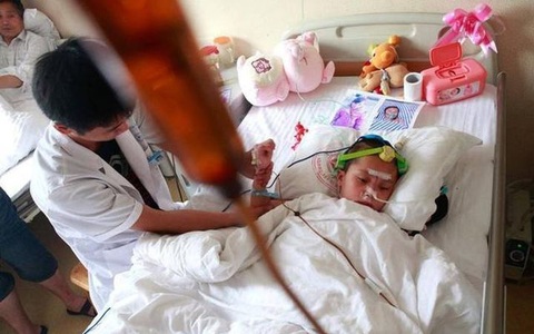 Bé gái 5 tuổi bị ung thư gan do thường xuyên ăn vặt, bác sĩ khuyên hãy từ bỏ 4 món dưới đây