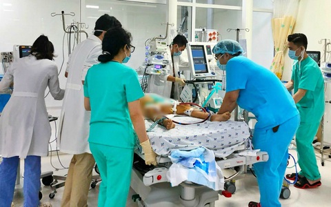 Xe cấp cứu vượt 135km lên TP.HCM, đưa bé gái bị viêm cơ tim nguy kịch đi tìm hi vọng sống giữa mùa dịch