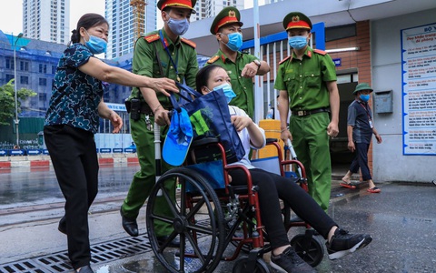 Xúc động hình ảnh người mẹ đưa con gái bị liệt hai chân đi thi tốt nghiệp: "Con khổ như vậy, mình là mẹ sao có thể bỏ con được"