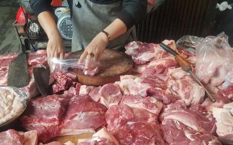 Nhốt tổ công tác phòng dịch để giải vây quầy thịt heo cho vợ