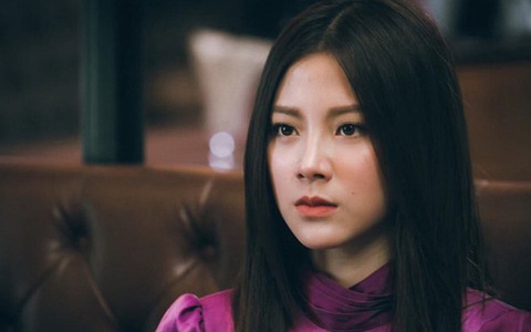 Vừa đi làm về chưa kịp xuống xe tôi đã bị bố chồng hất nguyên chậu nước vào người, nguyên nhân thật nực cười!