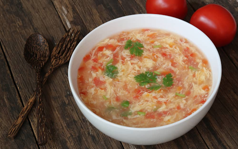 2 bà cháu nhập viện cấp cứu sau khi ăn món canh trứng cà chua, bác sĩ cảnh báo một thói quen nguy hiểm mọi nhà đều mắc