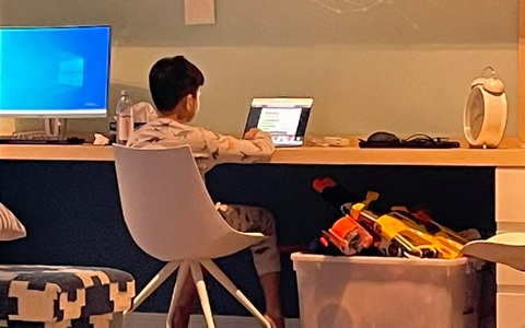 Cường Đô La chụp lén Subeo đang học bài nhưng căn phòng chuẩn "rich kid" của cậu bé mới gây chú ý