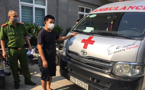 Phát hiện cặp đôi thuê xe cứu thương "thông chốt" vào Hà Nội để kịp làm thủ tục du học