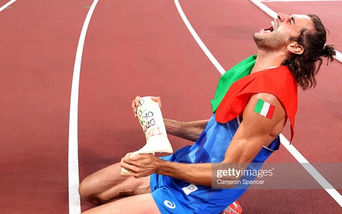 Lãng tử Italy vô địch nhảy cao Olympic Tokyo cùng linh vật đặc biệt - biểu tượng của sự vươn lên từ tro tàn