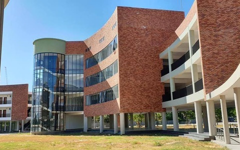 Một trường đại học ở Huế có kiến trúc đẹp xuất sắc nằm ven sông Hương đang gây xôn xao giới học trò