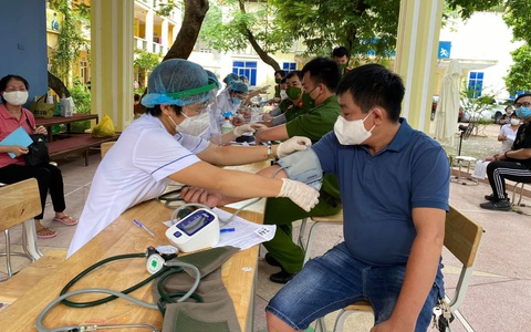 Vì sao nhiều người khi đi tiêm vaccine COVID-19 lại tăng huyết áp đột ngột?