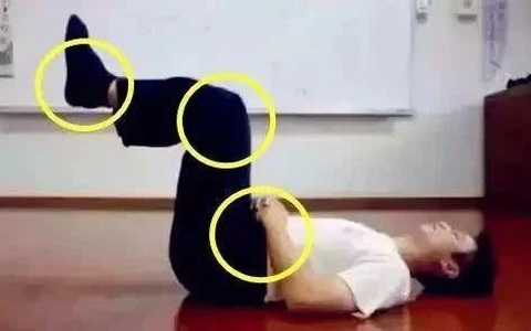 15 phút trước khi đi ngủ làm động tác này sẽ giúp bạn khai thông kinh mạch, giảm mỡ máu cao, huyết áp cao