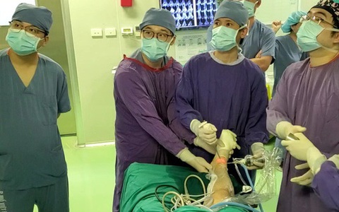 Lần đầu tại Việt Nam: Chỉ 30 phút đã phẫu thuật nội soi ghép sụn khớp nhân tạo thành công
