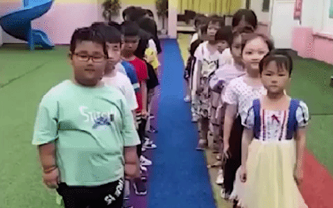 Cô giáo cho chơi trò bắt cặp, cậu bé kén chọn từ chối tới 3 bạn nữ, cái kết cuối cùng khiến dân mạng cười nắc nẻ