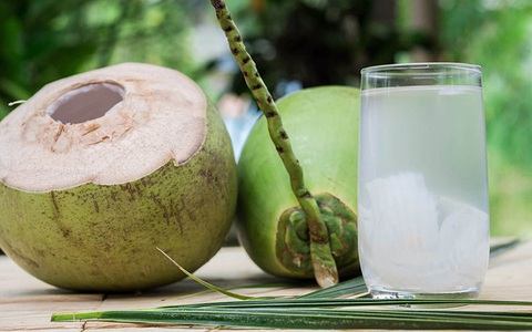 Uống nước dừa sau tiêm phòng Covid-19 có tác dụng gì?