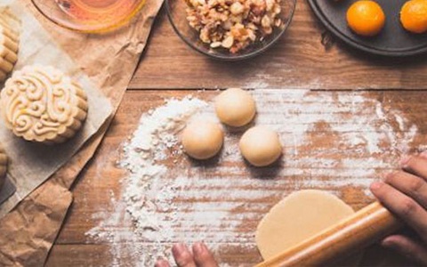 Giãn cách không mua được bánh Trung thu thì tự làm ở nhà với những loại bột này, đảm bảo ngon không kém ngoài hàng