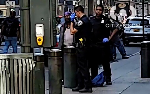 Cụ ông gốc Á bị đấm tàn bạo giữa đường phố New York: Làn sóng thù địch người gốc Á ở Mỹ lại xuất hiện trong cơn bão dịch bệnh căng thẳng