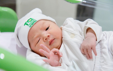 Bức ảnh bé sơ sinh vừa chào đời tạo dáng "Ok" gây sốt MXH, 
dân mạng hài hước đoán: "Vừa sinh ra đã biết bố giàu"