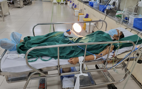 Người đàn ông bị tài xế xe chở F0 chém ở Bình Dương đã được nối tay thành công