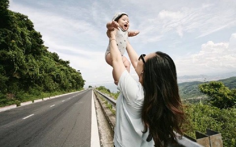 Sinh con xong không vật lộn với bỉm sữa, nữ y tá định nghĩa lại khái niệm "nghỉ thai sản" bằng những chuyến đi 