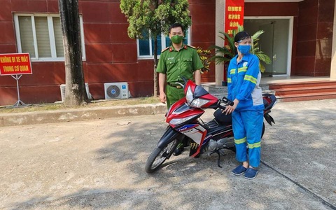 Hà Nội: Nữ công nhân môi trường bị cướp xe máy được Công an quận Nam Từ Liêm tặng chiếc xe mới