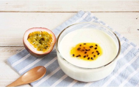 Đừng ăn sữa chua như cách thông thường nữa: Làm thế này ngon hơn nhiều, dùng làm sốt trộn salad cũng được luôn!